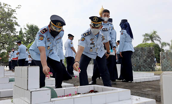 Jelang peringatan Hari Bhakti Pemasyarakatan (HBP) Ke-58 yang selalu jatuh pada tanggal 27 April, seluruh Unit Pelaksanan Teknis (UPT) dibawah Kantor Wilayah Kementerian Hukum Dan HAM Gorontalo menggelar Ziarah dan Tabur Bunga di Taman Makam Pahlawan Pentadio, Kabupaten Gorontalo, Rabu (20/4/2022).