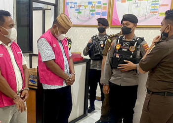 Kejaksaan Negeri Boalemo melakuakan penahanan terhadap dua tersangka dugaan penyalahgunaan dalam pelaksanaan pekerjaan peningkatan jalan lapisan penetrasi jalan penghubung di Desa Pangea, Kecamatan Wonosari, Kabupaten Boalemo tahun anggaran 2015, padqa Rabu (13/4/2022). Foto Kejari Boalemo.