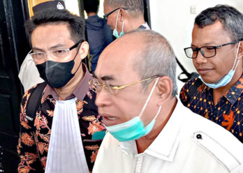 Angota DPRD Provinsi Gorontalo, Adhan Dambea bersama tim kuasa khukmnya saat memberikan keterangan usai persidangan kasus pencemaran nama baik di Pengadilan Tipikor Gorontalo, Rabu (25/5/2022). Foto: Lukman Polimengo/mimoza.tv