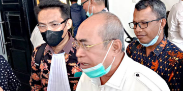 Angota DPRD Provinsi Gorontalo, Adhan Dambea bersama tim kuasa khukmnya saat memberikan keterangan usai persidangan kasus pencemaran nama baik di Pengadilan Tipikor Gorontalo, Rabu (25/5/2022). Foto: Lukman Polimengo/mimoza.tv