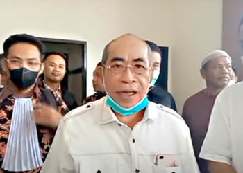 Anggota DPRD Provinsi Gorontalo, Adhan Dambea bersama tim kuasa hukumnya.