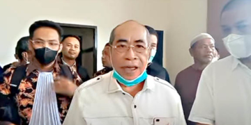 Anggota DPRD Provinsi Gorontalo, Adhan Dambea bersama tim kuasa hukumnya.