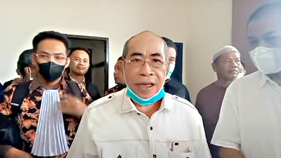 Anggota DPRD Provinsi Gorontalo, Adhan Dambea bersama tim kuasa hukumnya.