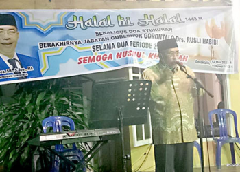 Momen Idul Fitri 1 Syawal 1443 Hijriyah yang belum lama ini berlalu, Anggota DPRD Provinsi Gorontalo, Adhan Dambea mengadakan acara halal bi halal, yang dirangkaikan dengan doa syukuran berakhirnya masa jabatan Rusli Habibie sebagai Gubernur Gorontalo selama dua periode, 2012 – 2017 dan 2017 -2022, yang digelar di Yayasan AD Center, Kamis (12/5/2022) malam. Foto: Lukman Polimengo.