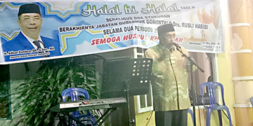 Momen Idul Fitri 1 Syawal 1443 Hijriyah yang belum lama ini berlalu, Anggota DPRD Provinsi Gorontalo, Adhan Dambea mengadakan acara halal bi halal, yang dirangkaikan dengan doa syukuran berakhirnya masa jabatan Rusli Habibie sebagai Gubernur Gorontalo selama dua periode, 2012 – 2017 dan 2017 -2022, yang digelar di Yayasan AD Center, Kamis (12/5/2022) malam. Foto: Lukman Polimengo.