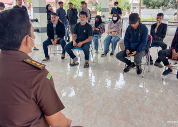 Kasipenkum Kejaksaan Tinggi Gorontalo, Muhammad Kasad, saat menerima aksi mahasiswa terkait dengan dugaan korupsi bantuan Sosial di Kabupaten Pohuwato.