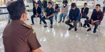 Kasipenkum Kejaksaan Tinggi Gorontalo, Muhammad Kasad, saat menerima aksi mahasiswa terkait dengan dugaan korupsi bantuan Sosial di Kabupaten Pohuwato.