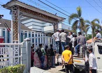 Sejumlah massa yang tergabung dalam Mahasiswa pegiat Anti Korupsi menggelar demo di depan Kantor Kejaksaan Tinggi (Kejati) Gorontalo, Kamis (12/5/2022).
Demo itu meminta Kejati Gorontalo untuk memumtaskan sejumlah kasus korupsi yang melibatkan mantan Gubernur Gorontalo, Rusli Habibie. Bahkan dalam kasinya massa unjuk rasa meminta Kejati untuk segera menangkap Ruslii. Foto : Lukman Polimengo/mimoza,tv