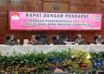 Wakil Ketua Komisi Pemberantasan Korupsi (KPK) Lili Pintauli Siregar (kedua dari kiri) saat  rapat dengar pendapat (RDP) tertutup dengan DPRD Provinsi Gorontalo, Kamis (19/5/2022). Foto: Lukman Polimengo.