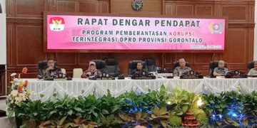 Wakil Ketua Komisi Pemberantasan Korupsi (KPK) Lili Pintauli Siregar (kedua dari kiri) saat  rapat dengar pendapat (RDP) tertutup dengan DPRD Provinsi Gorontalo, Kamis (19/5/2022). Foto: Lukman Polimengo.