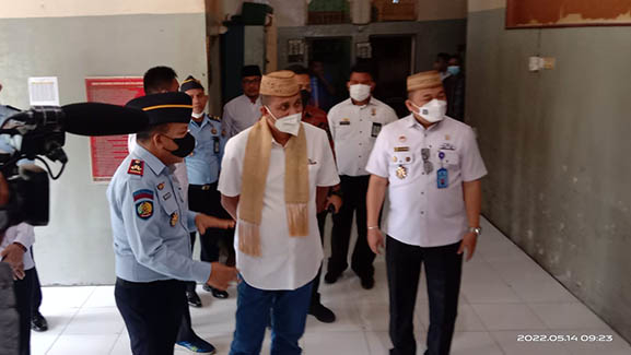 Wakil Menteri Hukum dan HAM (Wamenkumham) Edward O.S Hiariej bersama rombongan Kemenkumham mengadakan kunjungan ke Lembaga Pemasyarakatan (Lapas) Kelas II A Gorontalo, Sabtu (14/5/2022). Foto L Lukman Polimengo/mimoza.tv.