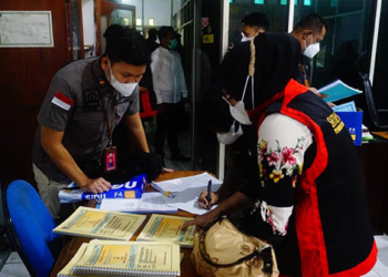 Tim Penyidik Tindak Pidana Khusus (Pidsus) Kejaksaan Tinggi (Kejati) Gorontalo melakukan penggeledahan di Kantor Dinas Perumahan dan Pemukiman Kabupaten Pohuwato, Jum’at (13/5/2022).