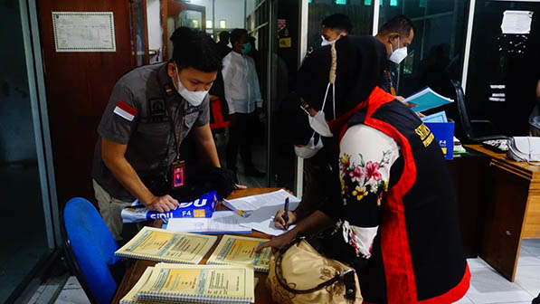 Tim Penyidik Tindak Pidana Khusus (Pidsus) Kejaksaan Tinggi (Kejati) Gorontalo melakukan penggeledahan di Kantor Dinas Perumahan dan Pemukiman Kabupaten Pohuwato, Jum’at (13/5/2022).