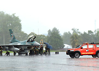 Pesawat tempur TNI AU F-16 Fighting Falcon dari Skadron Udara 3 dan 2 pesawat Hercules mendarat di Pangkalan Udara (Lanud) Sam Ratulangi, Kecamatan Mapanget, Kota Manado pada Rabu (18/5/2022). Sumber Foto : Penerangan Lanud Sam Ratulangi Mamado.