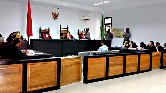 Sidang lanjutan kasus pencemaran nama baik dengan terdakwa Anggota DPRD Provinsi Gorontalo, Adhan Dambea kembali dilanjutkan di Pengadilan Negeri Tipikor Gorontalo, Jumat (27/5/2022).Foto : Lukman Polimengo/mimoza.tv