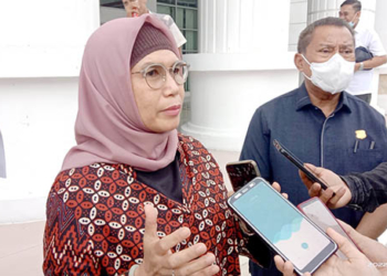 Wakil Ketua KPK Lili Pintauli Siregar bersama Ketua DPRD Provinsi Gorontalo Paris Jusuf saat memberikan keterangan usai kegiatan rapat dengar pendapat (RDP) antara Komisi Pemberantasan Korupsi (KPK) dan DPRD Provinsi Gorontalo, Kamis (19/5/2022) Foto : Lukman Polimengo/mimoza.tv
