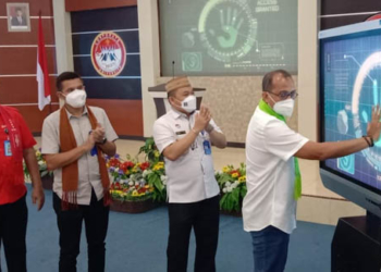 Menutup rangkaian kegiatan Safari Kerja, Wakil Menteri Hukum dan HAM (Wamenkumham) Edward Omar Sharif Hiariej bersama rombongan menyambangi Kantor Wilayah Kemenkum HAM Provinsi Gorontalo, sekaligus meresmikan aplikasi dan layanan inovasi, Sabtu (14/5/2022). Foto : Lukman Polimengo.mimoza.tv