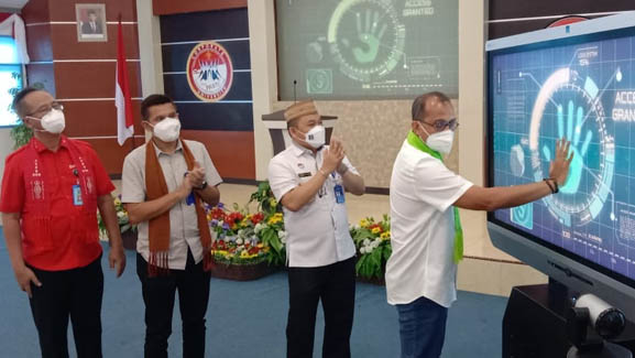 Menutup rangkaian kegiatan Safari Kerja, Wakil Menteri Hukum dan HAM (Wamenkumham) Edward Omar Sharif Hiariej bersama rombongan menyambangi Kantor Wilayah Kemenkum HAM Provinsi Gorontalo, sekaligus meresmikan aplikasi dan layanan inovasi, Sabtu (14/5/2022). Foto : Lukman Polimengo.mimoza.tv