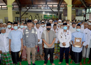 Foto bersama Kalapas Gorontalo bersama jajarannya dengan warga binaan pemasyarakatan pada kegiatan pemberian remisi khusus Idul Fitri 2022, di Lapas Kelas IIA Gorontalo, Senin (2/5/2022). Foto: Humas Lapas.