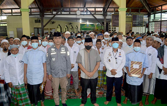 Foto bersama Kalapas Gorontalo bersama jajarannya dengan warga binaan pemasyarakatan pada kegiatan pemberian remisi khusus Idul Fitri 2022, di Lapas Kelas IIA Gorontalo, Senin (2/5/2022). Foto: Humas Lapas.