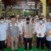 Foto bersama Kalapas Gorontalo bersama jajarannya dengan warga binaan pemasyarakatan pada kegiatan pemberian remisi khusus Idul Fitri 2022, di Lapas Kelas IIA Gorontalo, Senin (2/5/2022). Foto: Humas Lapas.