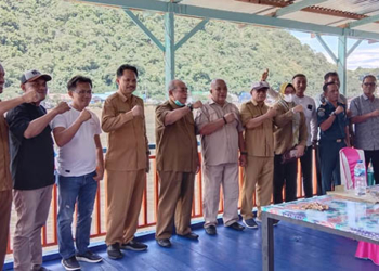 Anggota DPRD Provinsi Gorontalo Adhan Dambea mengunjugi masyarakat nelayan dan pihak Koperasi Samudera Jaya pada Senin (27/6/2022). Kehadiran Adhan itu terkait dengan adanya persoalan bantuan pemerintah terhadap para nelayan. Foto : Lukman Polimengo/mimoza.tv