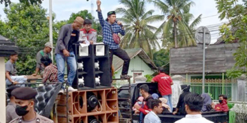 Aliansi Mahasiswa dan Masyarakat Peduli Daerah (AMPD) Provinsi Gorontalo saat menggelar demo di Kejaksaan Negeri dan Polres Gorontalo, Senin (27/6/2022). Foto : Alwin Ibrahim.