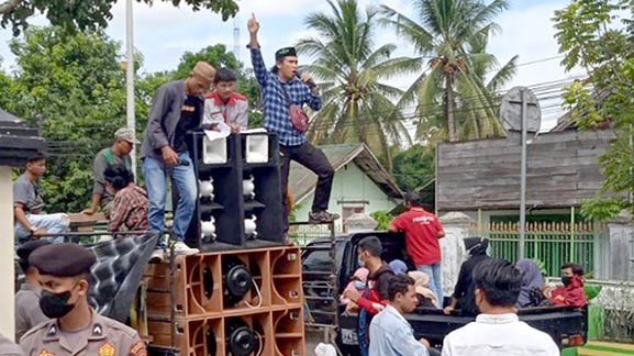 Aliansi Mahasiswa dan Masyarakat Peduli Daerah (AMPD) Provinsi Gorontalo saat menggelar demo di Kejaksaan Negeri dan Polres Gorontalo, Senin (27/6/2022). Foto : Alwin Ibrahim.