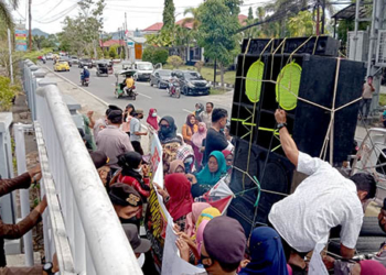 Puluhan warga Desa Bongohulawa, Kabupaten Gorontalo menggelar unjuk rasa di depan Kantor Kejaksaan Tinggi (Kejati) Gorontalo, Rabu (29/6/2022). Foto : Lukman Polimengo/mimoza.tv.