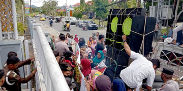 Puluhan warga Desa Bongohulawa, Kabupaten Gorontalo menggelar unjuk rasa di depan Kantor Kejaksaan Tinggi (Kejati) Gorontalo, Rabu (29/6/2022). Foto : Lukman Polimengo/mimoza.tv.