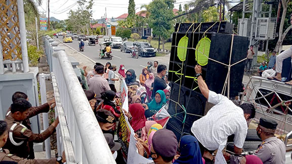 Puluhan warga Desa Bongohulawa, Kabupaten Gorontalo menggelar unjuk rasa di depan Kantor Kejaksaan Tinggi (Kejati) Gorontalo, Rabu (29/6/2022). Foto : Lukman Polimengo/mimoza.tv.