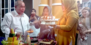Anggota DPRD Provinsi Gorontalo, Adhan Dambea (kemeja putih), saat mengadakan syukuran ulang tahunnya yang ke 64 di Kantor Yayasan AD Centeer, Kota Gorontalo, Selasa (7/6/2022). Foto : Lukman Polimengo/mimoza.tv