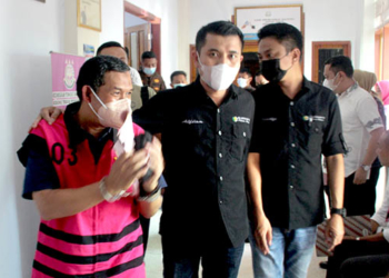 Tim Penyidik Tindak Pidana Korupsi (Tipikor) Kejaksaan Tinggi Gorontalo resmi menahan empat orang tersangka dalam kasus dugaan korupsi proyek septic tank di Pohuwato Tahun Anggaran 2021, Jumat (17/6/2022). Dari ke empat tersangka yang di tahan tersebut, satu diantaranya adalah Kepala Dinas Perumahan dan Pemukiman (Kadis Perkim) Kabupaten Pohuwato berinisial AS.