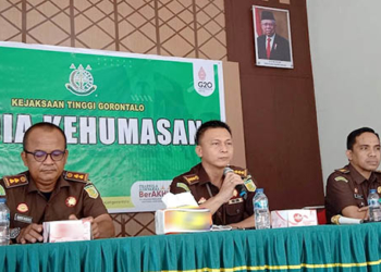 Asisten Intelijen Kejati Gorontalo Otto Sompotan (tengah), saat memberikan keterangan pers terkait dengan adanya oknum Jaksa yang diduga melakukan tindakan tidak terpuji. Foto : Lukman Polimengo.