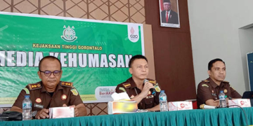 Asisten Intelijen Kejati Gorontalo Otto Sompotan (tengah), saat memberikan keterangan pers terkait dengan adanya oknum Jaksa yang diduga melakukan tindakan tidak terpuji. Foto : Lukman Polimengo.