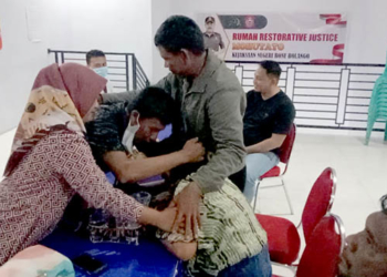 Suasana pemufakatan damai antara Ramla Wartabone, Sumi Abjul, dan Kiman Pututi di ruang Rumah Restorative Justice "Mohutato" Kejaksaan Negeri Bone Bolango.