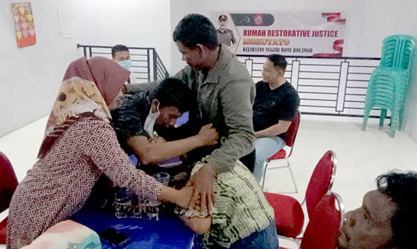 Suasana pemufakatan damai antara Ramla Wartabone, Sumi Abjul, dan Kiman Pututi di ruang Rumah Restorative Justice "Mohutato" Kejaksaan Negeri Bone Bolango.