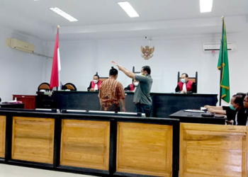 Sidang perkara pencemaran nama baik dengan terdakwa Adhan Dambea, dengan agenda sidang, mendengarkan keterangan saksi dari salah seorang wartawan media daring, yang digelar di PN Tipikor/Hubungan Industrial Gorontalo, Rabu (22/6/2022). Foto : Lukman Polimengo/mimoza.tv.