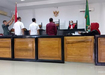 Tiga orang saksi masing-masing, saksi pertama Kepala Badan Keuangan Daerah Provinsi Gorontalo, Danial Ibrahim, saksi ke dua Kadis Kominfotik Masran Rauf, dan saksi ke tiga Inspektur Daerah Sukril Gobel saat diambil sumpah pada persidangan kasus pencemaran nama baik yang digelar di PN Tipikor Gorontalo, Rabu (8/6/2022). Foto : Lukman Polimengo/mimoza.tv.