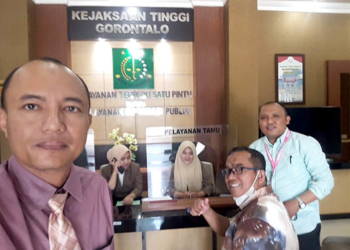 Spandi Pakaya nersama timnya saat mendatangi Kantor Kejaksaan Tinggi Gorontalo. Foto : Istimewa.