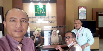 Spandi Pakaya nersama timnya saat mendatangi Kantor Kejaksaan Tinggi Gorontalo. Foto : Istimewa.