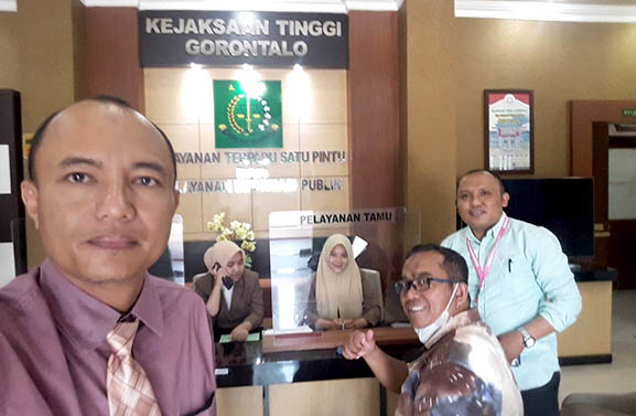 Spandi Pakaya nersama timnya saat mendatangi Kantor Kejaksaan Tinggi Gorontalo. Foto : Istimewa.