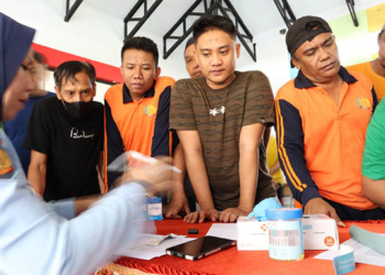 Upaya mencegah dan memberantas peredaran Narkoba , Lembaga Pemasyarakatan (Lapas) Kelas IIA Gorontalo mengadakan tes urin bagi 10 orang petugas Lapas dan 134 orang warga binaan pemasyarakatan (WBP), juga bersama juga peserta rehabilitasi sosial yang digelar di Aula Lapas Gorontalo, Selasa (7/6/2022).