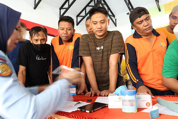 Upaya mencegah dan memberantas peredaran Narkoba , Lembaga Pemasyarakatan (Lapas) Kelas IIA Gorontalo mengadakan tes urin bagi 10 orang petugas Lapas dan 134 orang warga binaan pemasyarakatan (WBP), juga bersama juga peserta rehabilitasi sosial yang digelar di Aula Lapas Gorontalo, Selasa (7/6/2022).