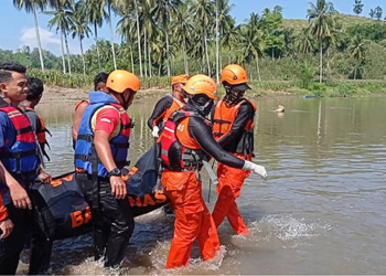 Setelah tenggelam di Bendungan Asparaga pada hari Minggu (12/6) lalu, akhirnya Tim SAR gabungan menemukan jasad Zakaria Umar, salah seorang warga Desa Mohiyolo, Kecamatan Asparaga, Kabupaten Gorontalo, Selasa (14/6/2022).