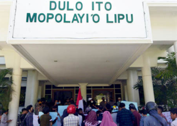 Sekelompok massa yang menamakan diri Aliansi Masyarakat Cinta (AMC) NKRI) menggelar unjuk rasa damai di Kantor DPRD dan Kantor Bupati Kabupaten Gorontalo, Kamis (16/6/2022).