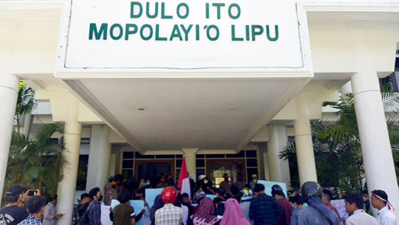 Sekelompok massa yang menamakan diri Aliansi Masyarakat Cinta (AMC) NKRI) menggelar unjuk rasa damai di Kantor DPRD dan Kantor Bupati Kabupaten Gorontalo, Kamis (16/6/2022).