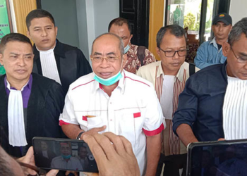 Anggota DPRD Provinsi Gorontalo Adhan Dambea, saat memberikan keterangan usai menjalani pemeriksaan dalam sidang perkara pencemaran nama bail di PN Tipikor dan Hubungan Industrial Gorontalo, Rabu (27/7/2022). Foto : Lukman Polimengo.