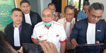 Anggota DPRD Provinsi Gorontalo Adhan Dambea, saat memberikan keterangan usai menjalani pemeriksaan dalam sidang perkara pencemaran nama bail di PN Tipikor dan Hubungan Industrial Gorontalo, Rabu (27/7/2022). Foto : Lukman Polimengo.