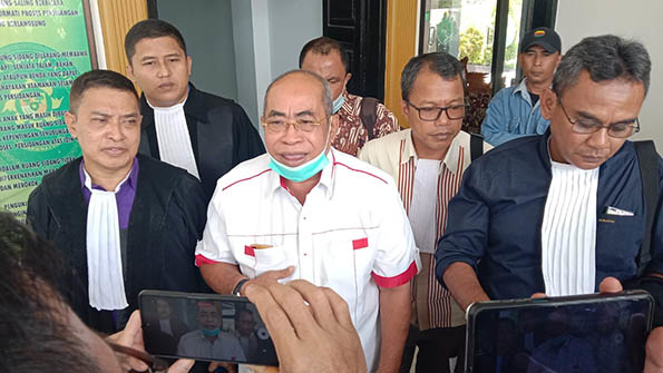 Anggota DPRD Provinsi Gorontalo Adhan Dambea, saat memberikan keterangan usai menjalani pemeriksaan dalam sidang perkara pencemaran nama bail di PN Tipikor dan Hubungan Industrial Gorontalo, Rabu (27/7/2022). Foto : Lukman Polimengo.